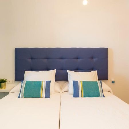 Charming Apartment On The Beach - Pool And Parking Málaga Dış mekan fotoğraf