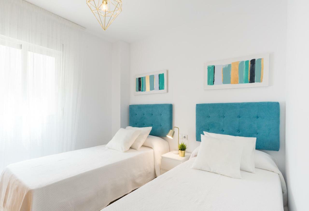 Charming Apartment On The Beach - Pool And Parking Málaga Dış mekan fotoğraf