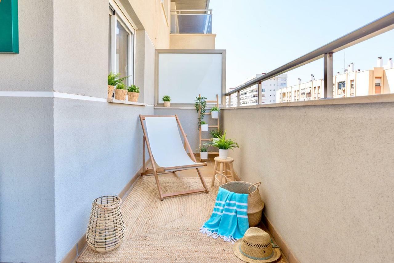 Charming Apartment On The Beach - Pool And Parking Málaga Dış mekan fotoğraf