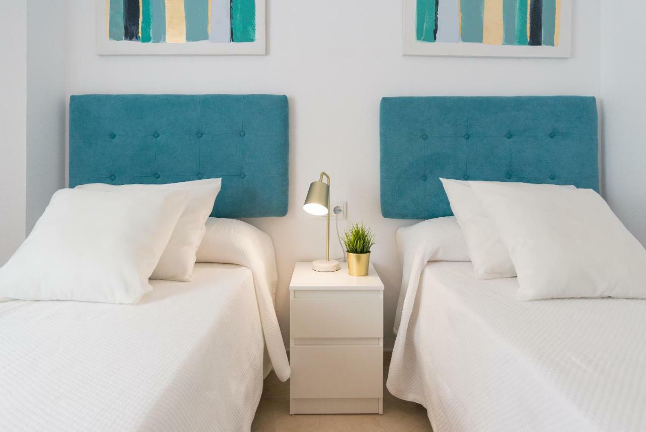 Charming Apartment On The Beach - Pool And Parking Málaga Dış mekan fotoğraf