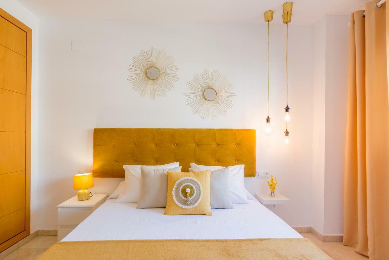 Charming Apartment On The Beach - Pool And Parking Málaga Dış mekan fotoğraf